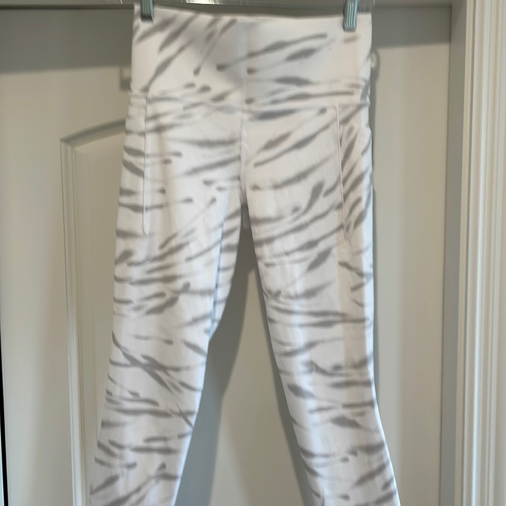 Athleta Women's Size Small Zebra Salutation Stash Pocket II 7/8 Tight Leggings